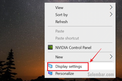 Klik kanan pada Desktop, lalu pilih menu "Display Settings".