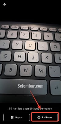 Untuk mengembalikannya kamu tinggal buka foto tersebut kemudian klik Pulihkan Untuk mengembalikannya kamu tinggal buka foto tersebut kemudian klik Pulihkan